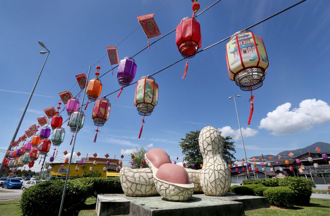 霹:封面主文/张灯结彩喜迎春 怡保市红红灯笼迎新年