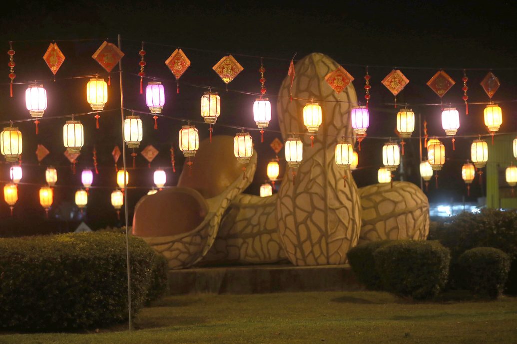 霹:封面主文/张灯结彩喜迎春 怡保市红红灯笼迎新年