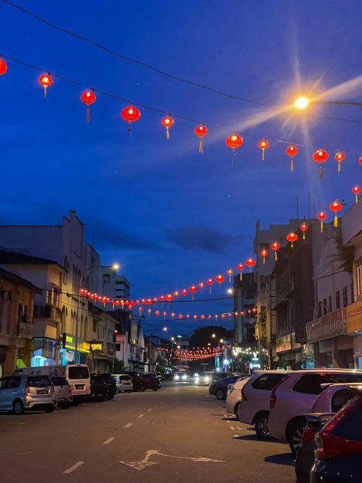 霹:封面主文/张灯结彩喜迎春 怡保市红红灯笼迎新年