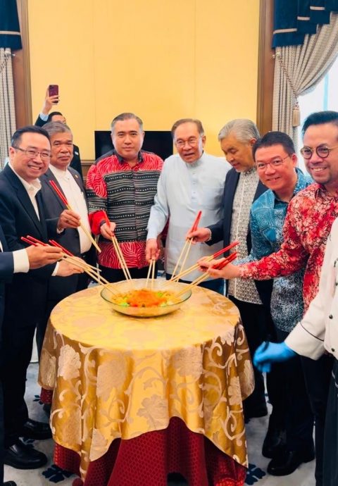 首相与内阁成员集体捞生 提早向全体国人贺新春