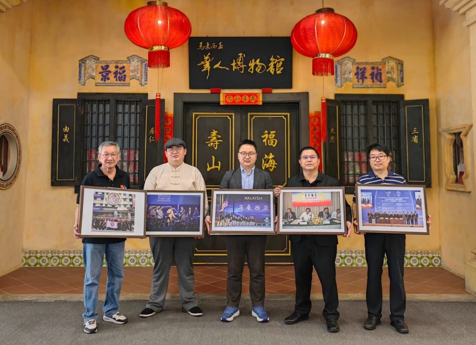 马中友协及新华社移交图片给华总华人博物馆