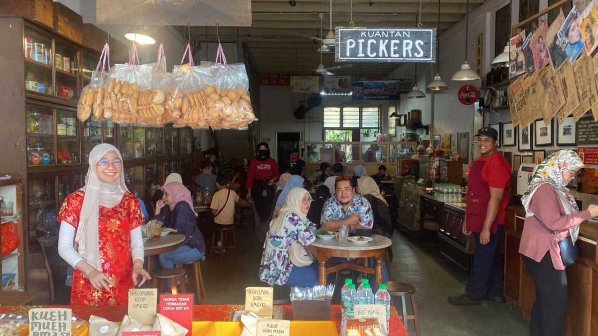 马来咖啡店员工春节穿红衣上班，初一全员同享团圆饭。