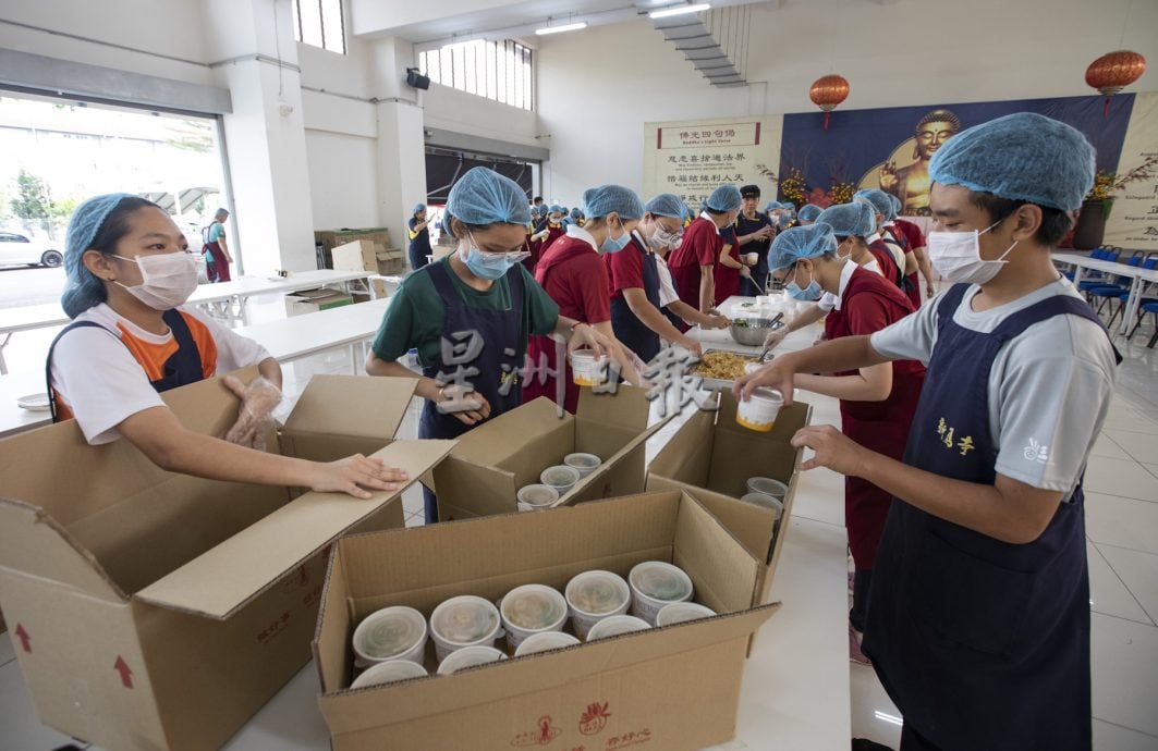 星角摄:新马寺逾8万碗腊八粥结缘