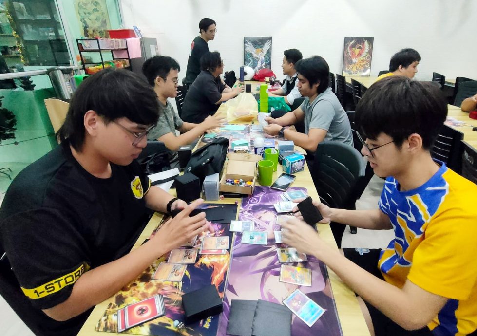 (23/1见报)乐活/宝可梦卡牌游戏 玩家齐聚对战寻乐