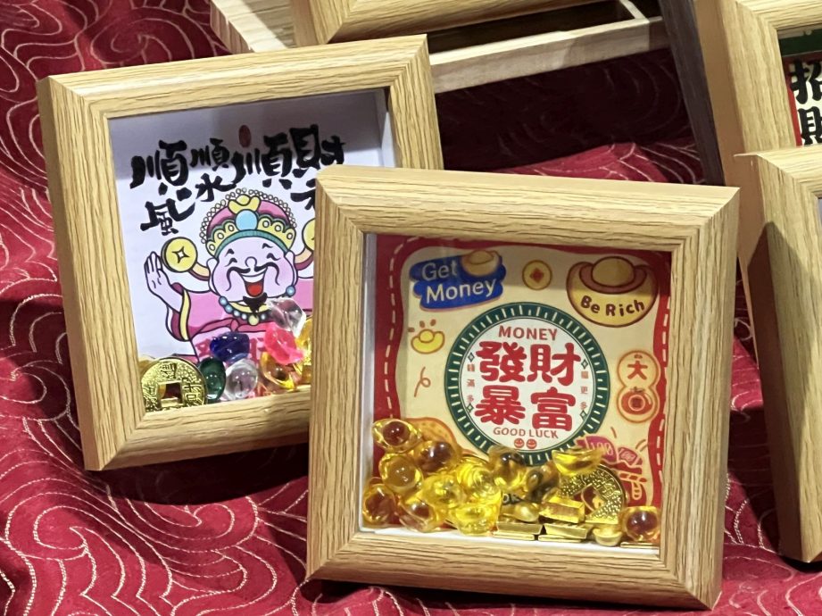 （24/1见报）星角摄/招财摆件，摇一摇像钱掉下来