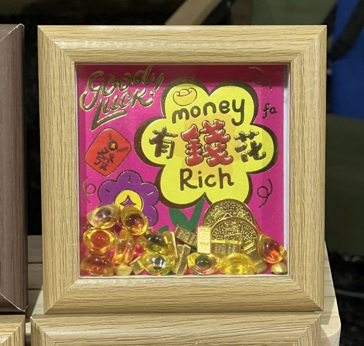 （24/1见报）星角摄/招财摆件，摇一摇像钱掉下来