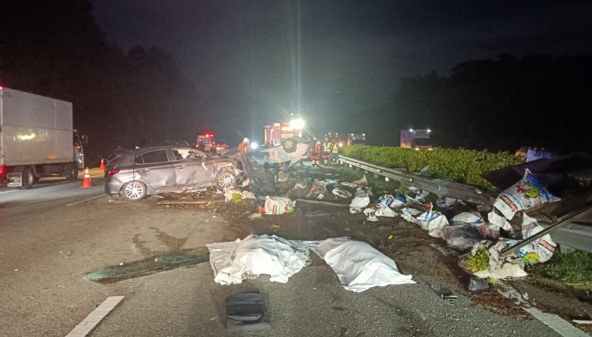 (供星洲网)/罗里失控酿4车连环撞,南北大道车祸3人丧命6人重伤