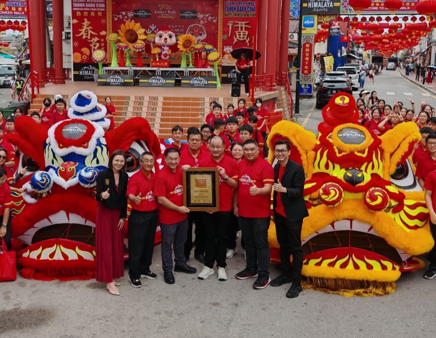 (全国版)东盟最大双狮“马中友谊瑞狮”被记录在《东盟记录》