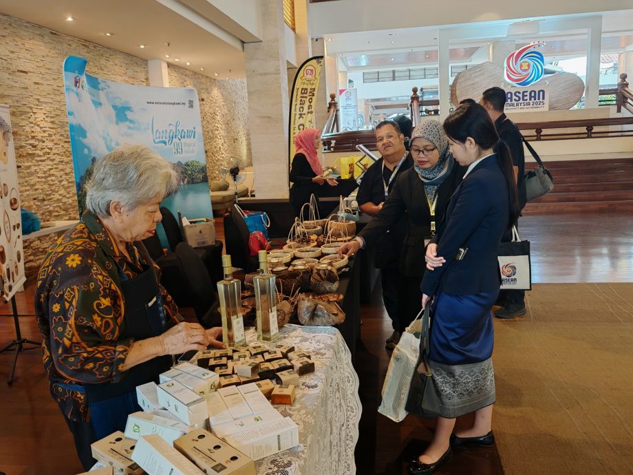 （全国版）全马手工艺品集中，给东盟代表团参观。