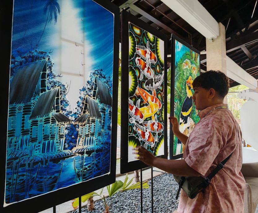 （全国版）全马手工艺品集中，给东盟代表团参观。