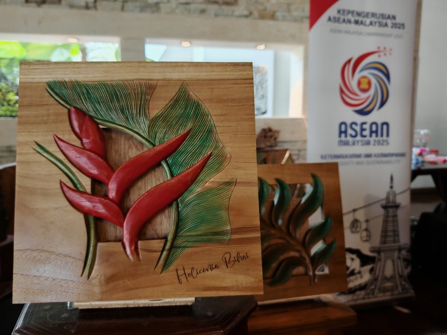 （全国版）全马手工艺品集中，给东盟代表团参观。