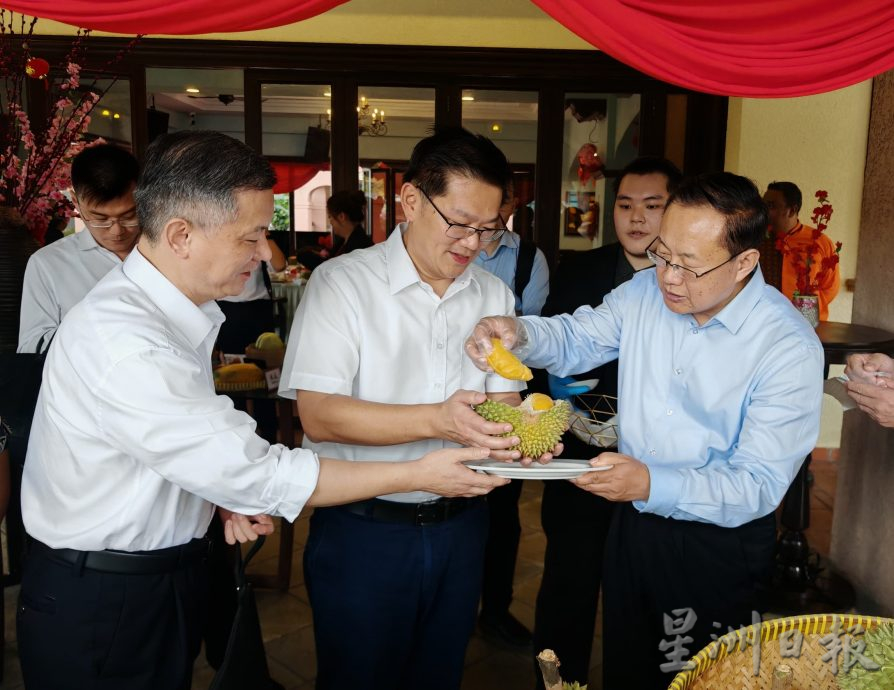 孙业礼品尝榴梿、体验捞生、乘坐游船河，感受甲州美食及旅游