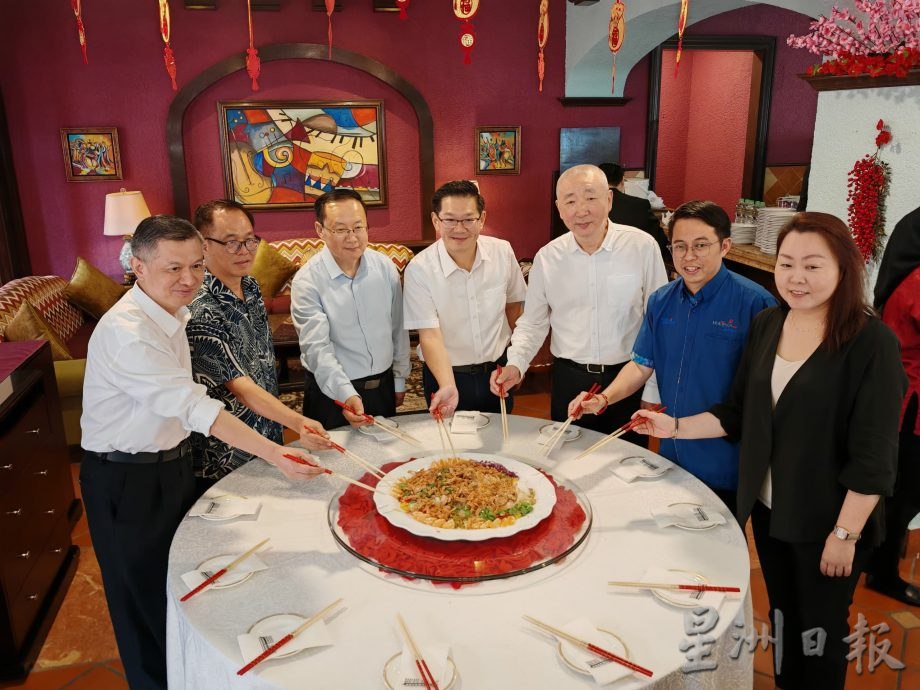 孙业礼品尝榴梿、体验捞生、乘坐游船河，感受甲州美食及旅游