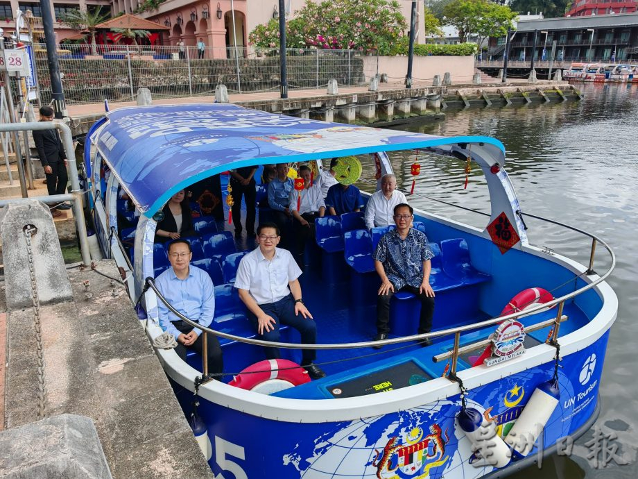 孙业礼品尝榴梿、体验捞生、乘坐游船河，感受甲州美食及旅游