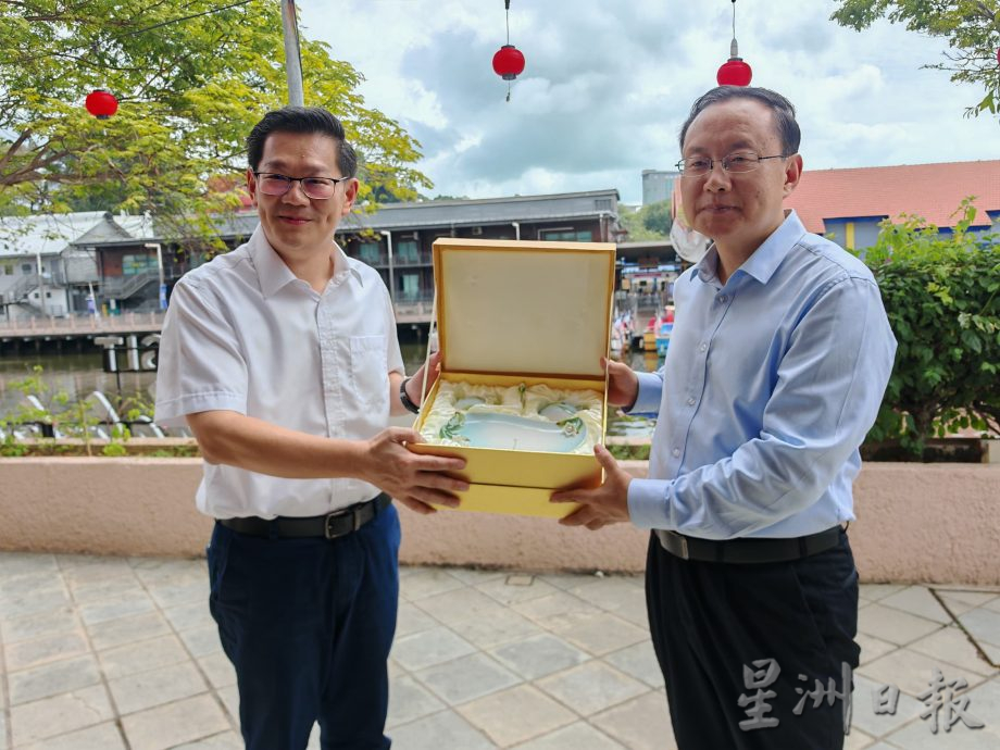 孙业礼品尝榴梿、体验捞生、乘坐游船河，感受甲州美食及旅游