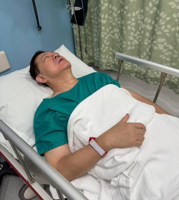 林冠英入院医治脱臼脚趾