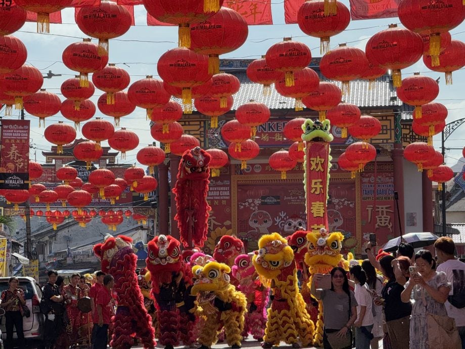 (古城封面主文)龙狮鼓乐热情迎中国贵宾·炒热新春气氛
