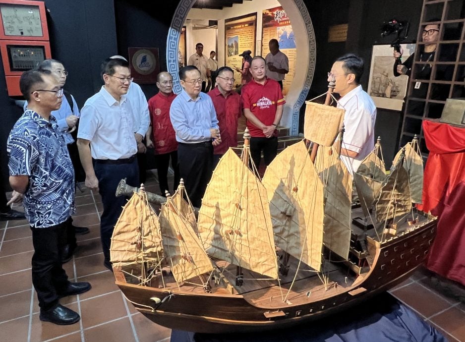 (古城封面主文)龙狮鼓乐热情迎中国贵宾·炒热新春气氛