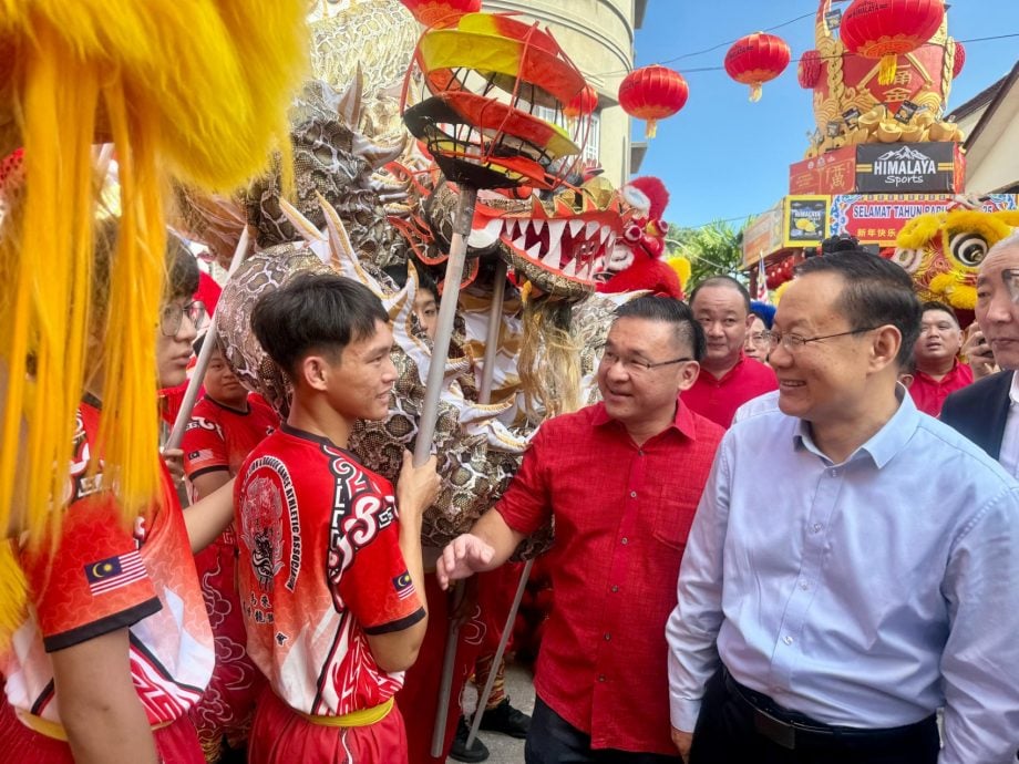 (古城封面主文)龙狮鼓乐热情迎中国贵宾·炒热新春气氛