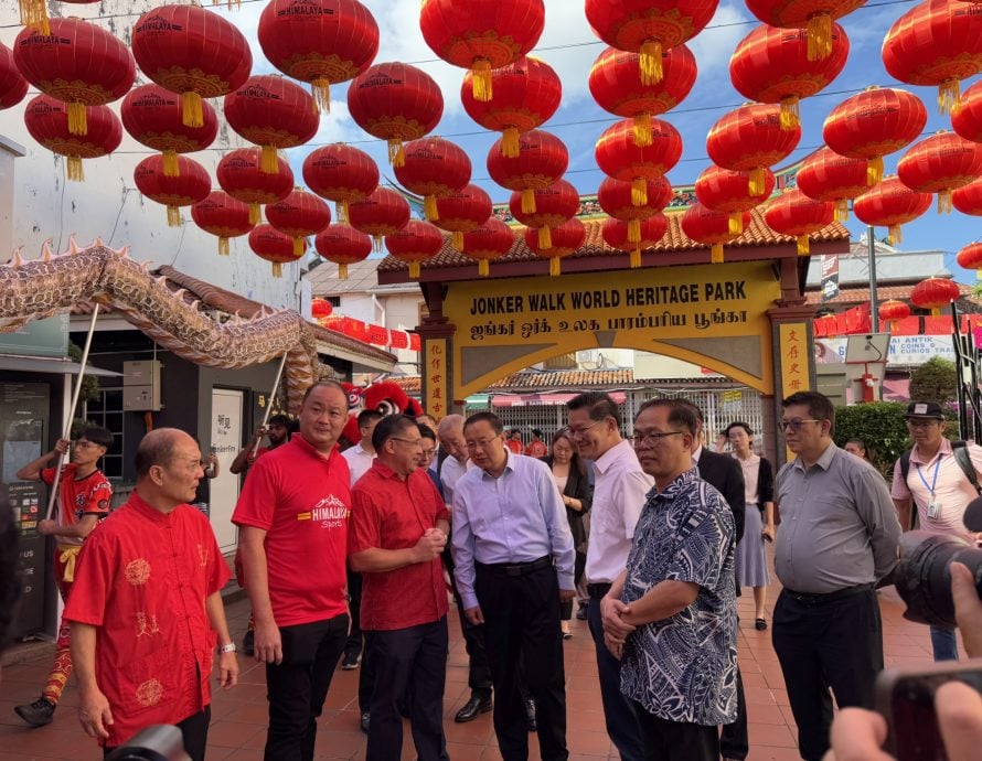 (古城封面主文)龙狮鼓乐热情迎中国贵宾·炒热新春气氛
