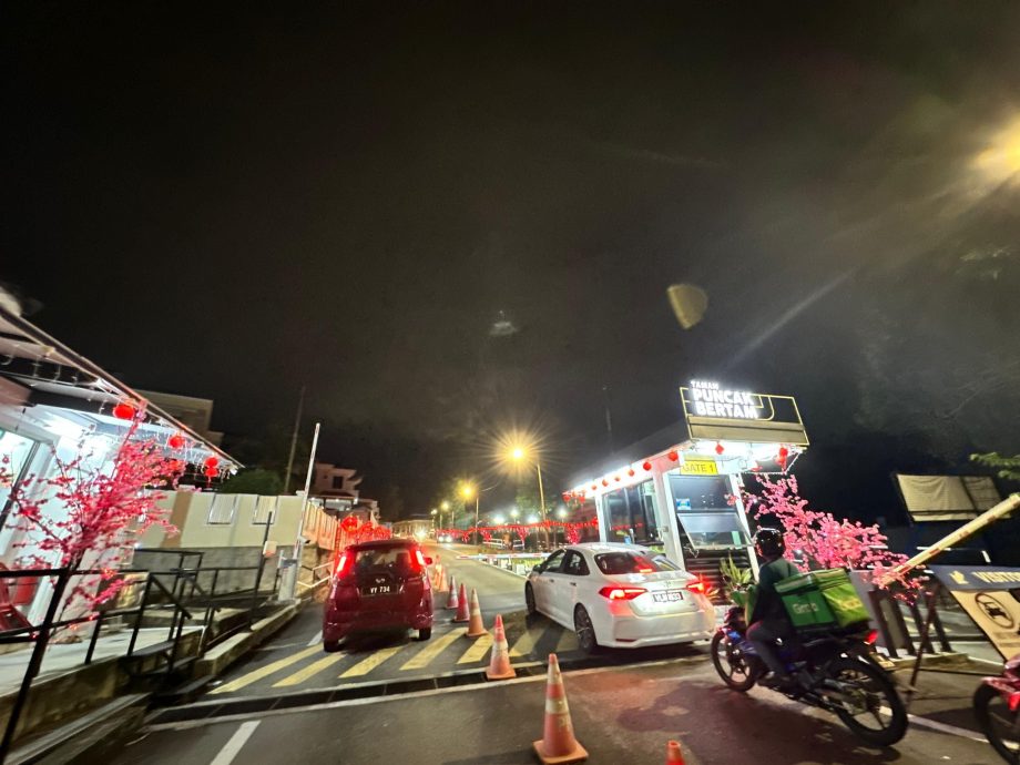 (古城封面副文)柏淡岭花园居民自费2万庆新年