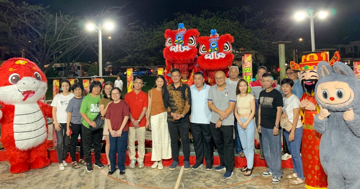 (古城封面副文)柏淡岭花园居民自费2万庆新年