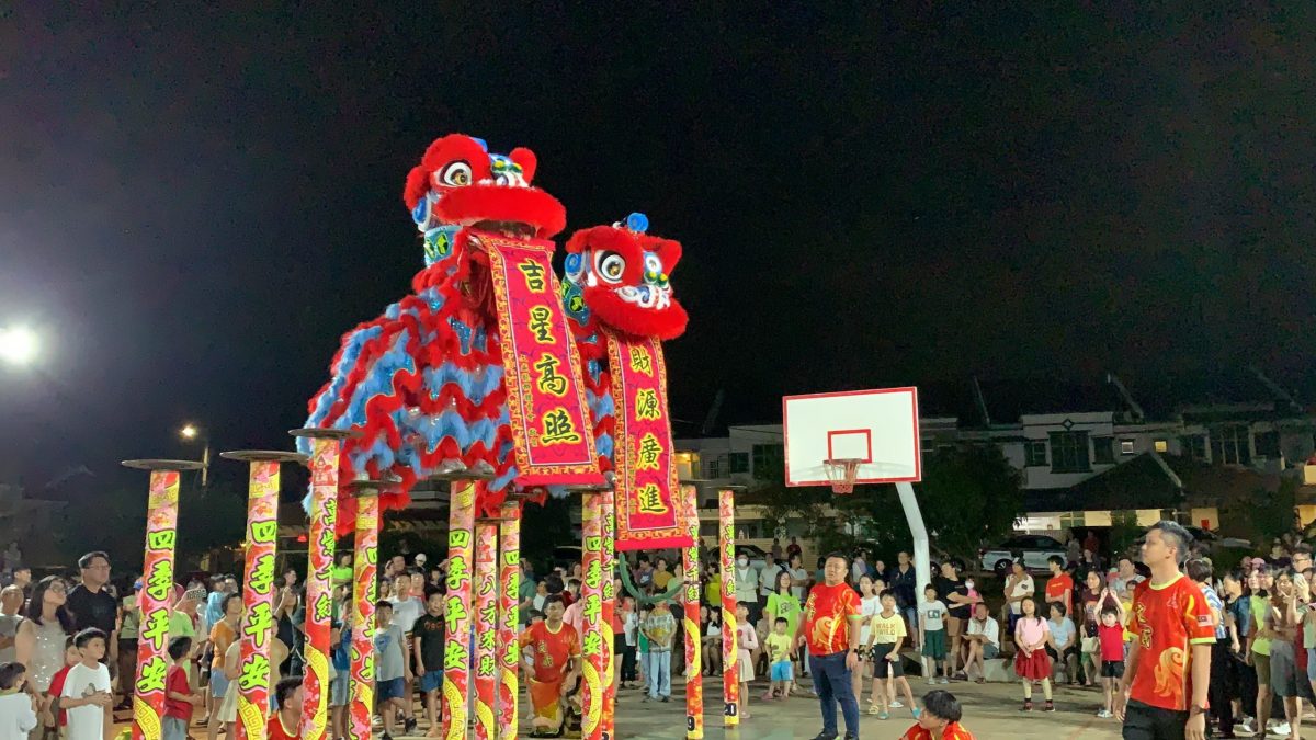 (古城封面副文)柏淡岭花园居民自费2万庆新年