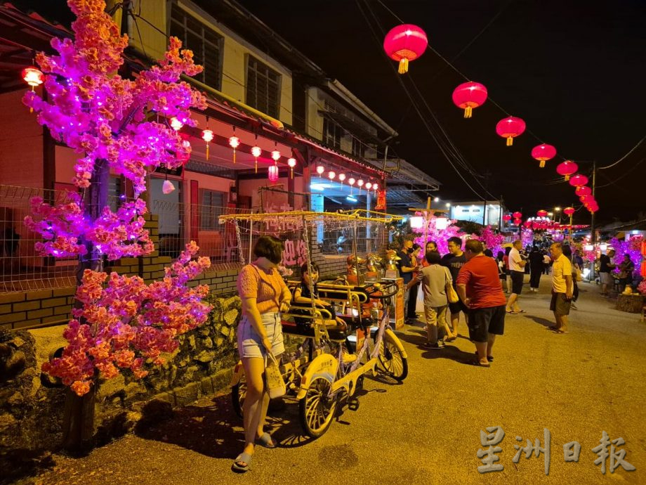 (古城第3版主文)马接峇鲁华小年景与梅花街正式亮灯