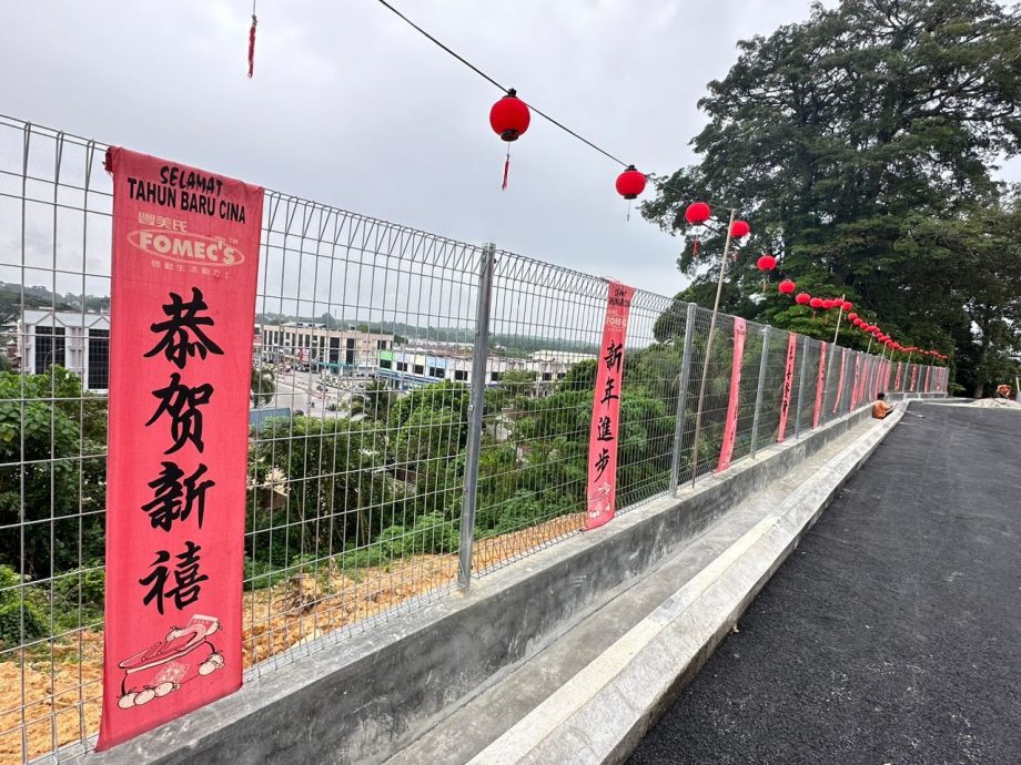 (古城第三版主文)野新育贤小学换新装 红彤彤迎新年
