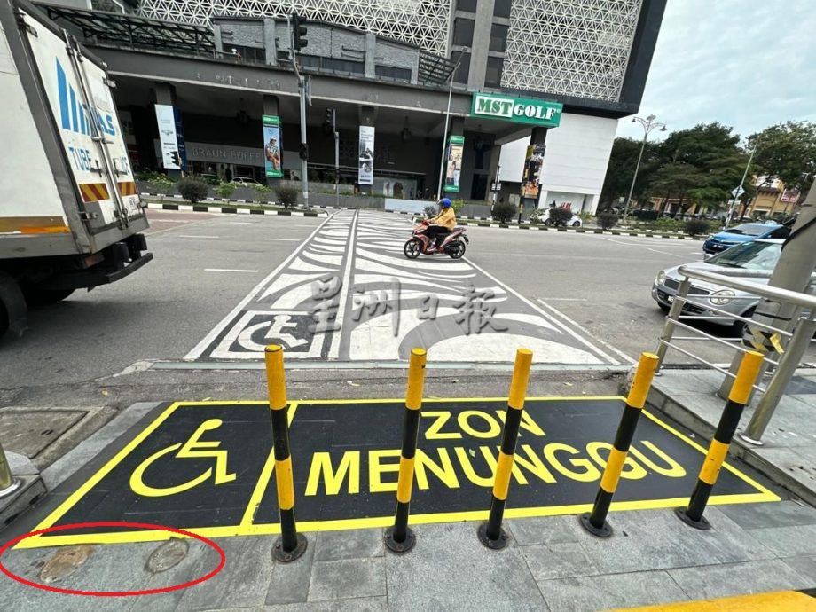 (古城第二版主文)斑马线无障碍通道被障碍物阻挡 市议员反映后已拆除
