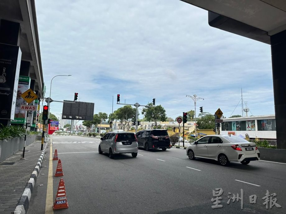 (古城第二版主文)斑马线无障碍通道被障碍物阻挡 市议员反映后已拆除