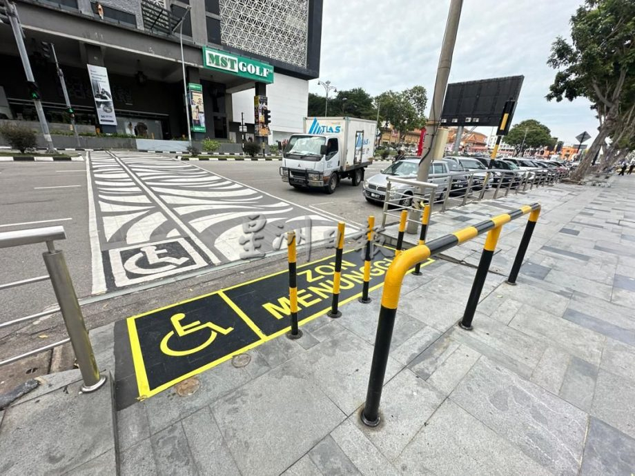 (古城第二版主文)斑马线无障碍通道被障碍物阻挡 市议员反映后已拆除