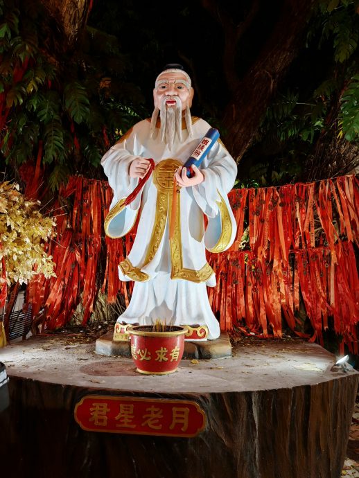 (大北马)亚罗士打斗母宫打造全马唯一纯手工制作的最大稻草拉布布(Labubu)娃娃。