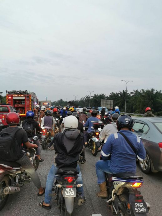 (大北马)双溪峇甲北上路段发生车祸 导致南北大道大塞车