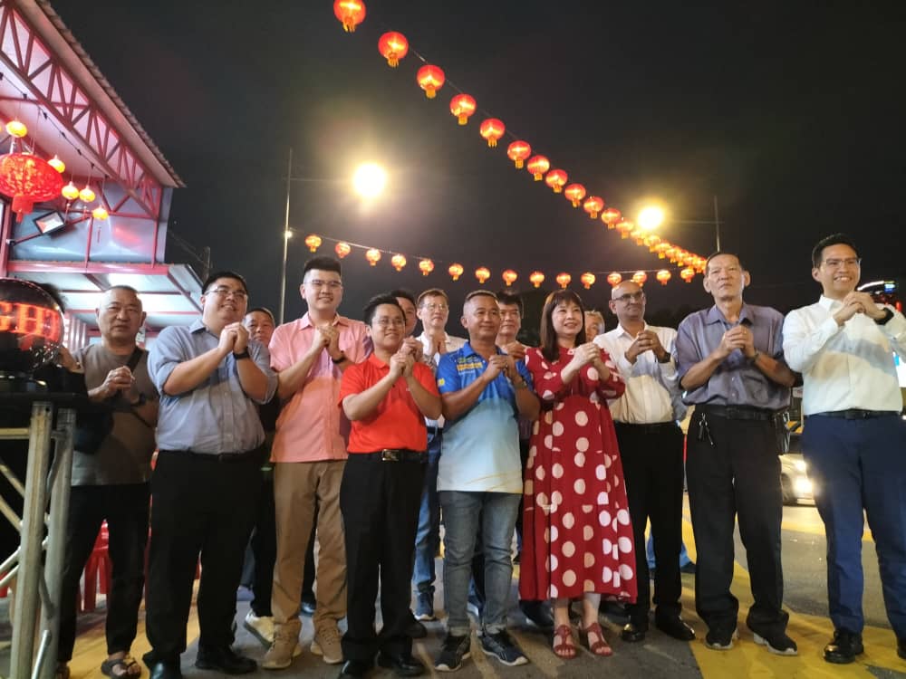 (大北马)金蛇亮灯照丹绒 海墘路400个红灯笼亮起灯来