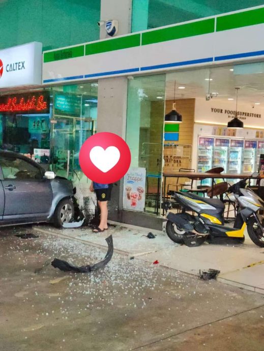 (大北马)长者误踩油门 撞油站便利店