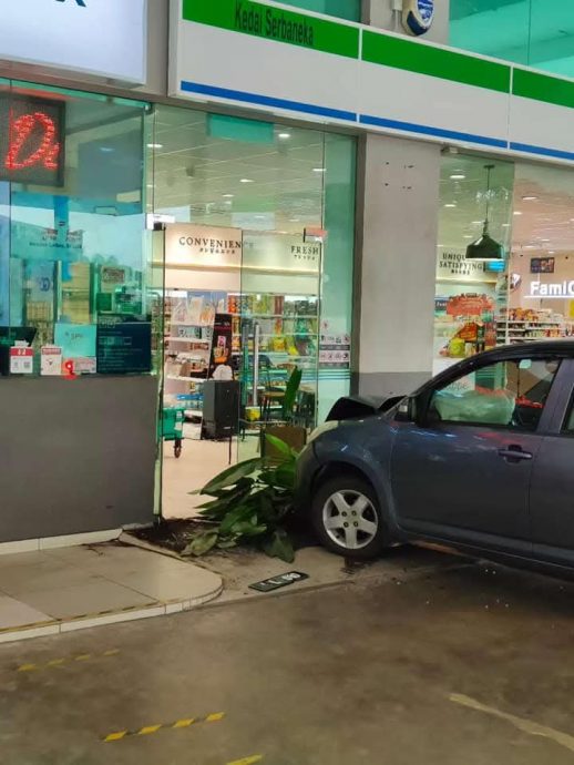 (大北马)长者误踩油门 撞油站便利店
