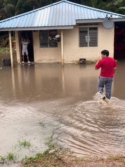 低洼地区陆续泛滥 居銮县3甘榜水灾