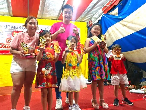 沙威村委会新年联欢晚会,逾2千人到场共庆