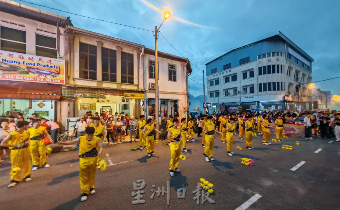 峇华团新年庆典大游行，52队伍参与峇市春意浓