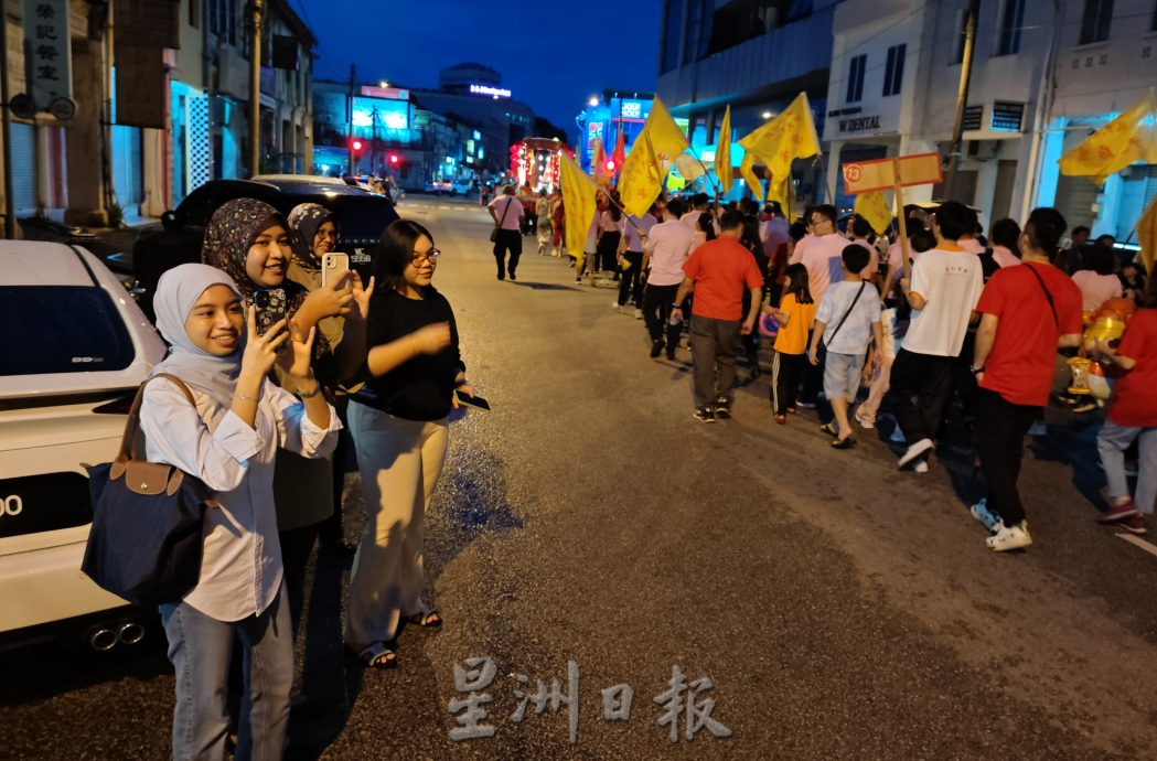 峇华团新年庆典大游行，52队伍参与峇市春意浓