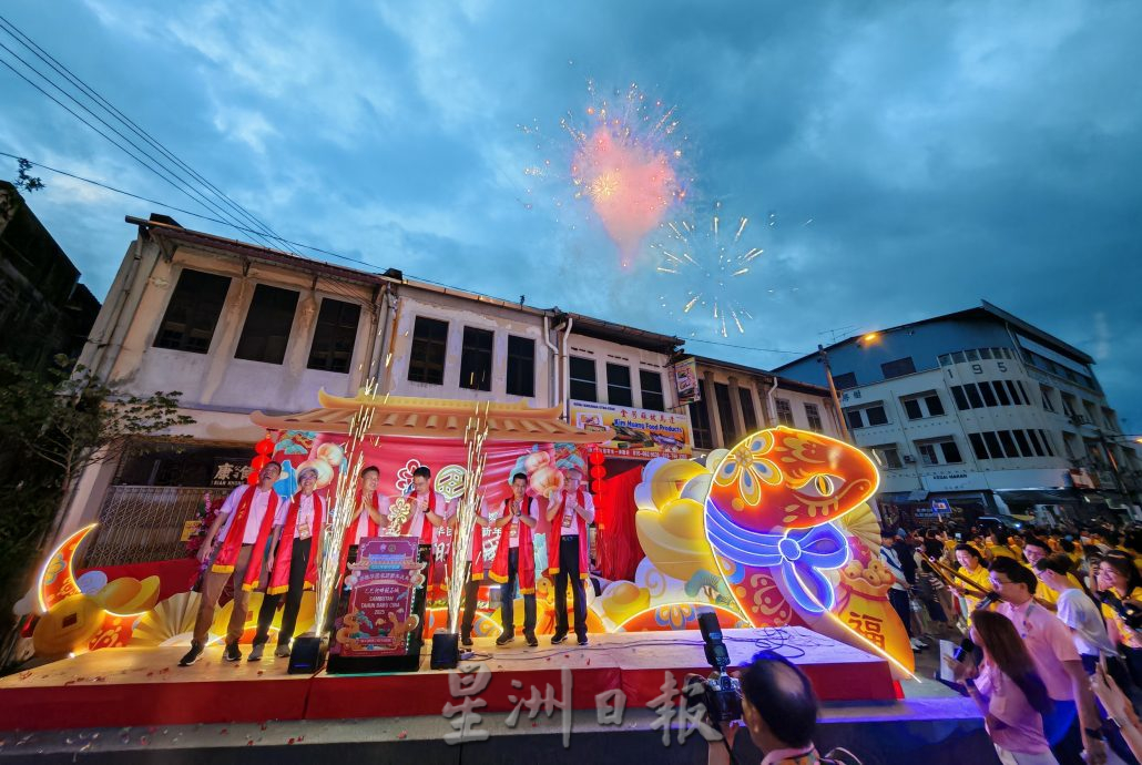 峇华团新年庆典大游行，52队伍参与峇市春意浓