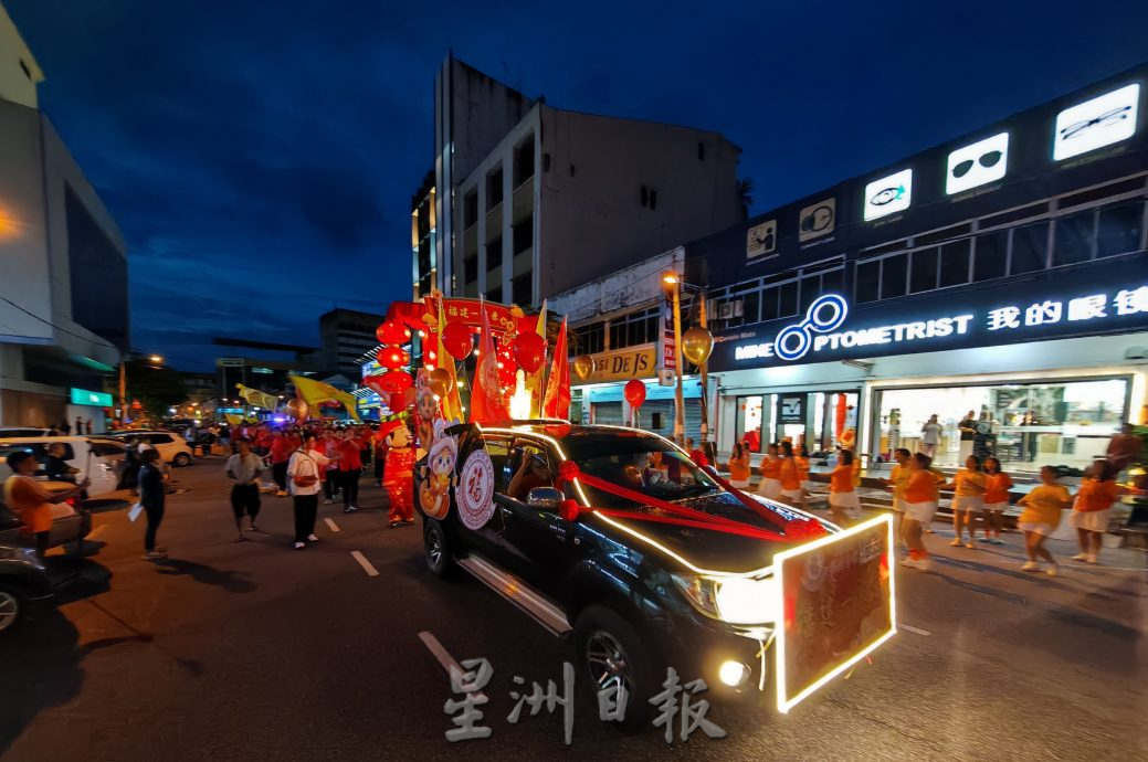 峇华团新年庆典大游行，52队伍参与峇市春意浓