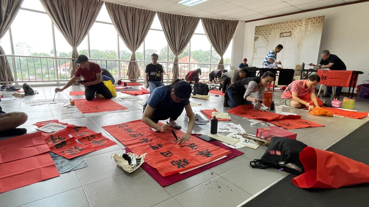 新山福建会馆挥春大赛,逾300老中青齐挥毫迎春