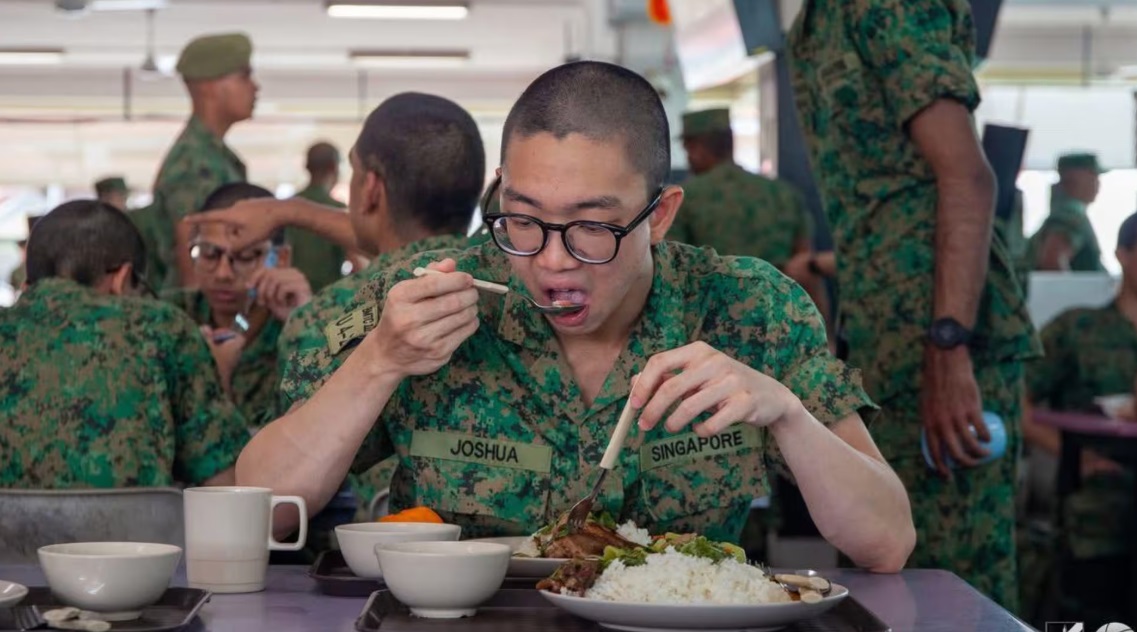 (已签发)柔:狮城二三事:新兵佳节吃大餐 特别菜单庆新年