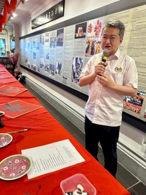 老街办挥春一条龙 雨天不影响热况