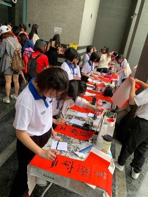 老街办挥春一条龙 雨天不影响热况