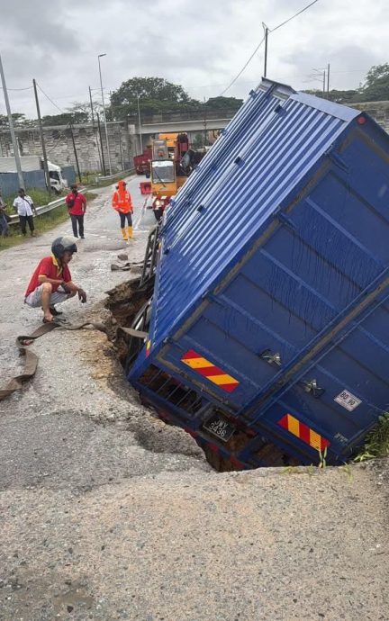 连绵雨势 公主城围墙倒塌 沙令路桥崩塌