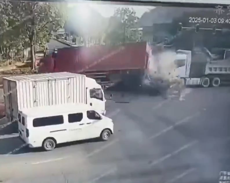 (视频)电动车高速撞飞大货车解体 只剩零件