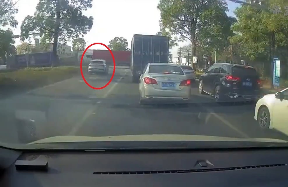 (视频)电动车高速撞飞大货车解体 只剩零件